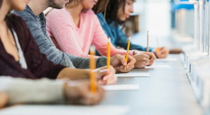 Come possono i ragazzi credere nella scuola, se ovunque vedono cattedre vuote?