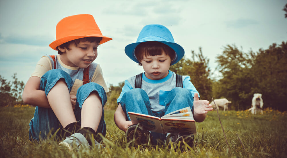 bambino bambini legge leggere libro lettura Fonte Pexels