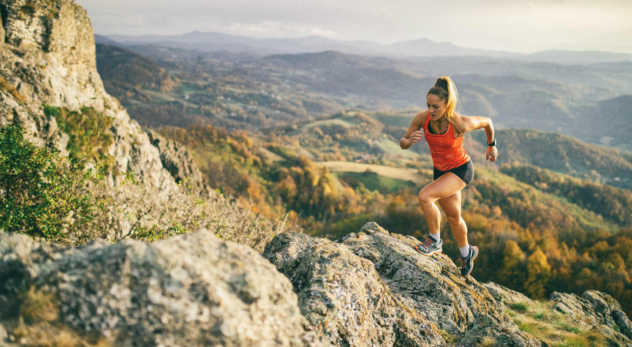 correre corsa running runner natura montagna ragazza donna