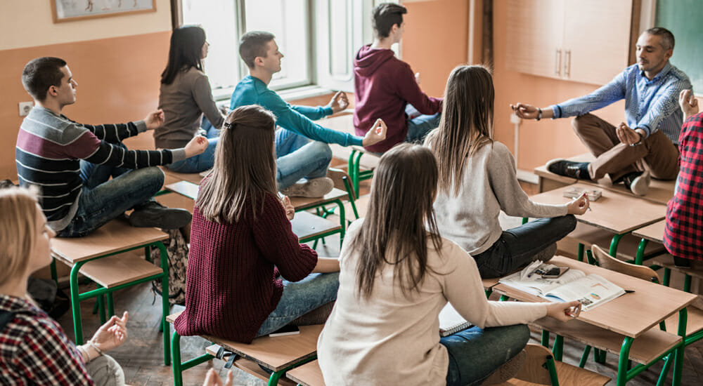 Scuola prof professori insegnanti studenti ragazzi classe yoga meditazione