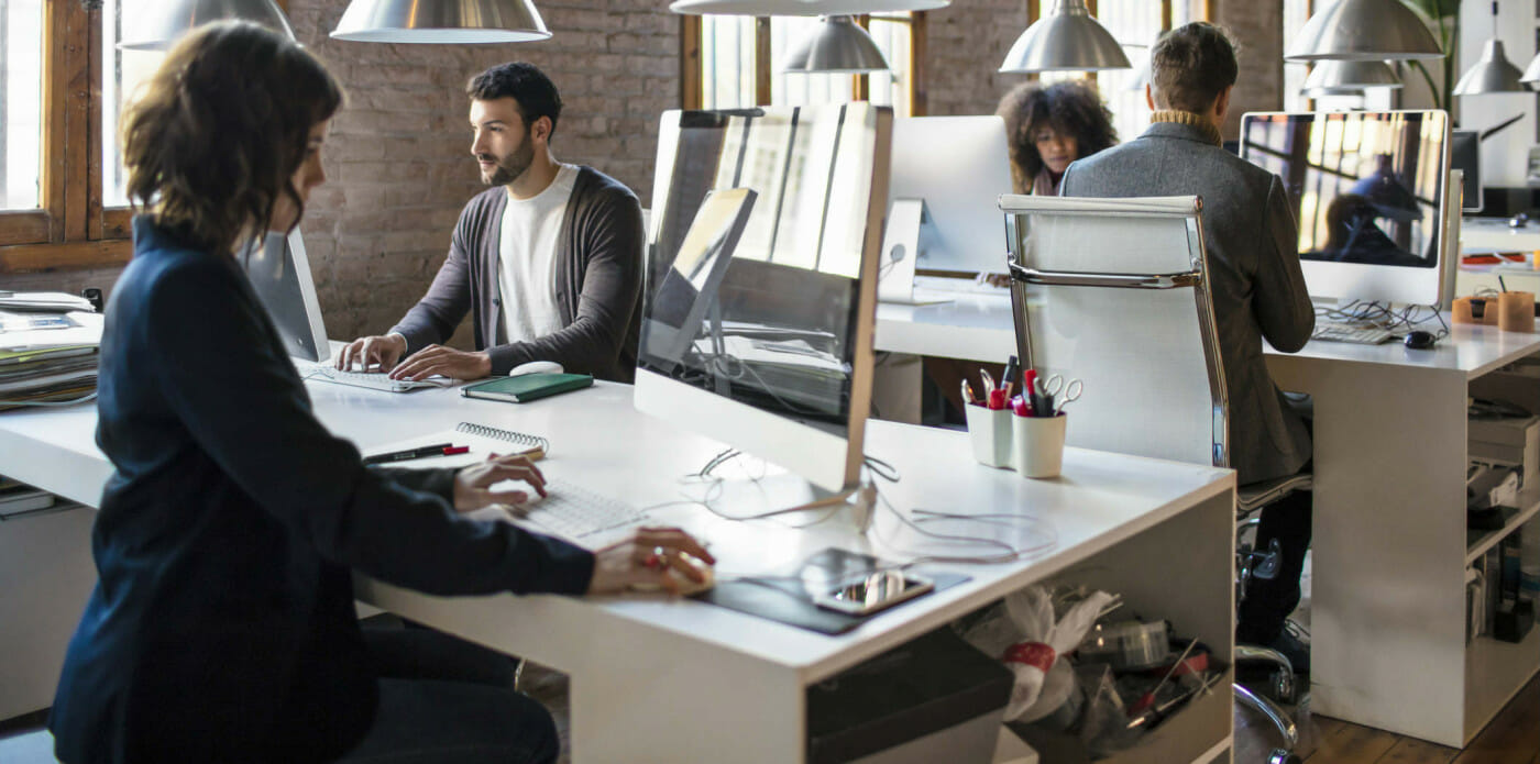 donne uomini lavoro ufficio computer