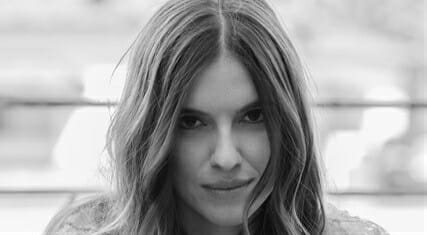 “L’esercizio” di Claudia Petrucci, tra maschere e invenzione
