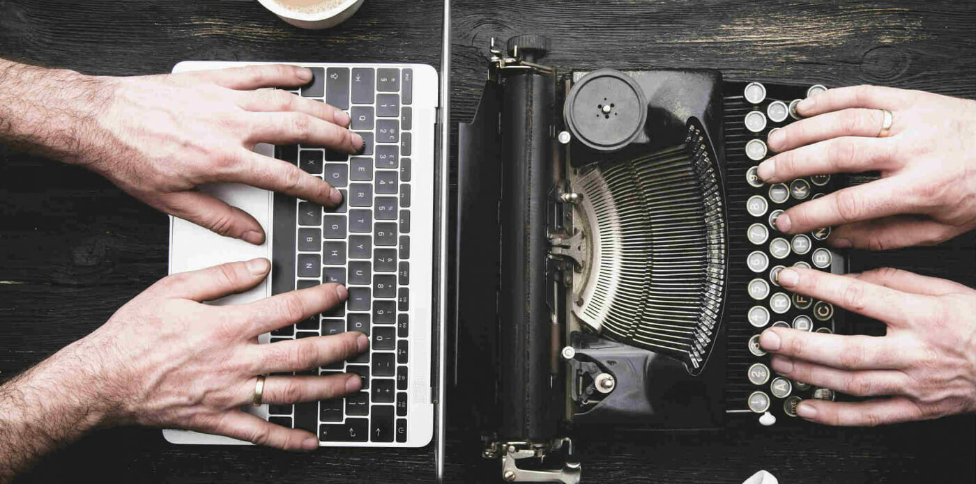 Un pc e una macchina da scrivere opposte una all'altra