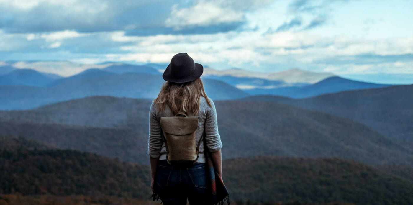 ragazza nella natura che osserva il panorama