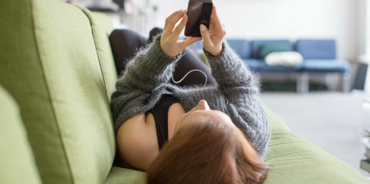leggere lettrice lettore smartphone lettura divano