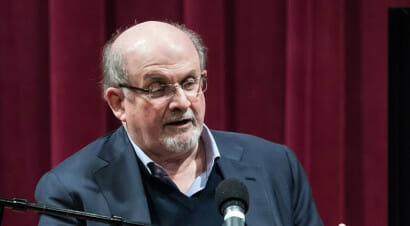 Aggredito lo scrittore Salman Rushdie