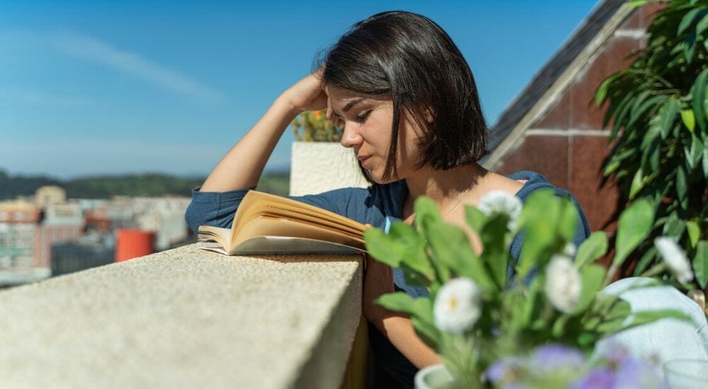 libri libro lettura leggere a casa ragazza terrazzo