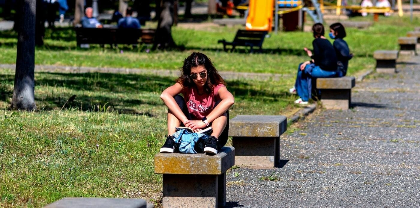 leggere lettura libri libro lettrice aperto parco estate