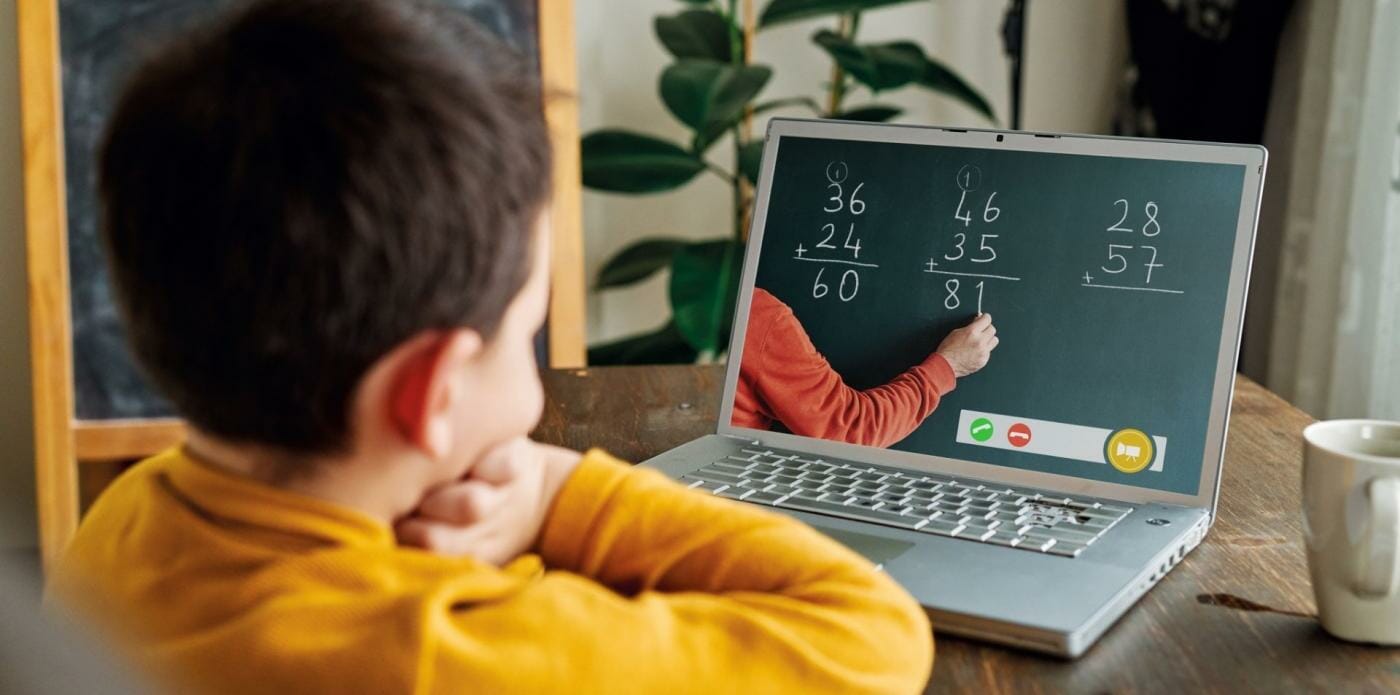 covid pandemia videolezione scuola a distanza lezioni videochiamata bambini primaria