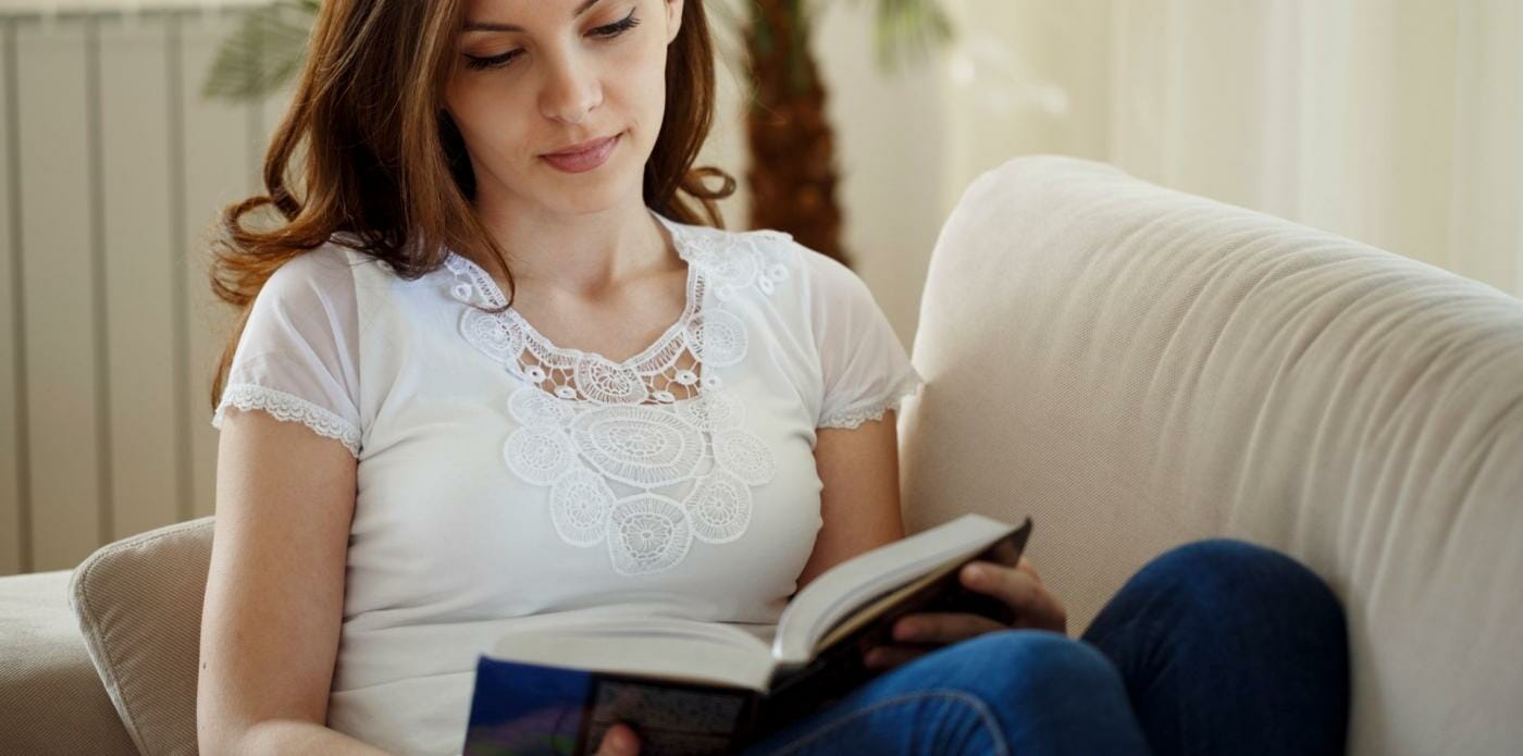 lettrice leggere a casa libro libri coronavirus covid divano