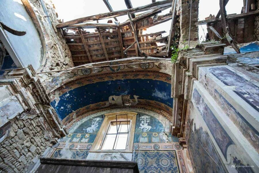 Urbex chiesa blu abbandonata