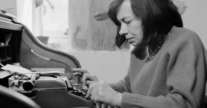 Patricia Highsmith, scrittrice ipnotista, in fuga con una valigia di fantasmi