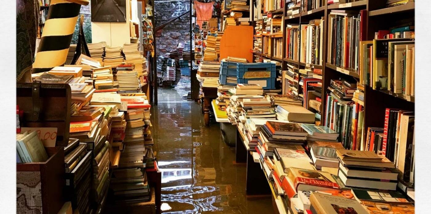 Maltempo, di nuovo allagata la Libreria Acqua Alta di Venezia