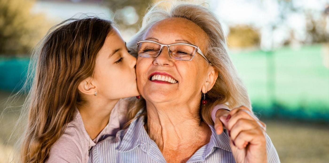 baci sulla guancia bacio bambina nonna nonni
