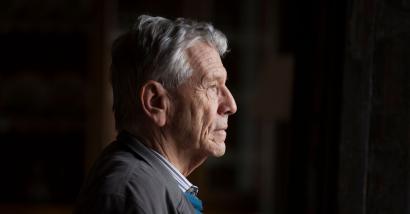 Galia, la figlia di Amos Oz, denuncia gli abusi del padre. Gli altri figli lo difendono