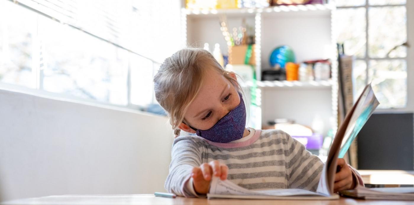 lettrice bambina ragazza leggere lettura libro primavera mascherina scuola istruzione educazione studentessa