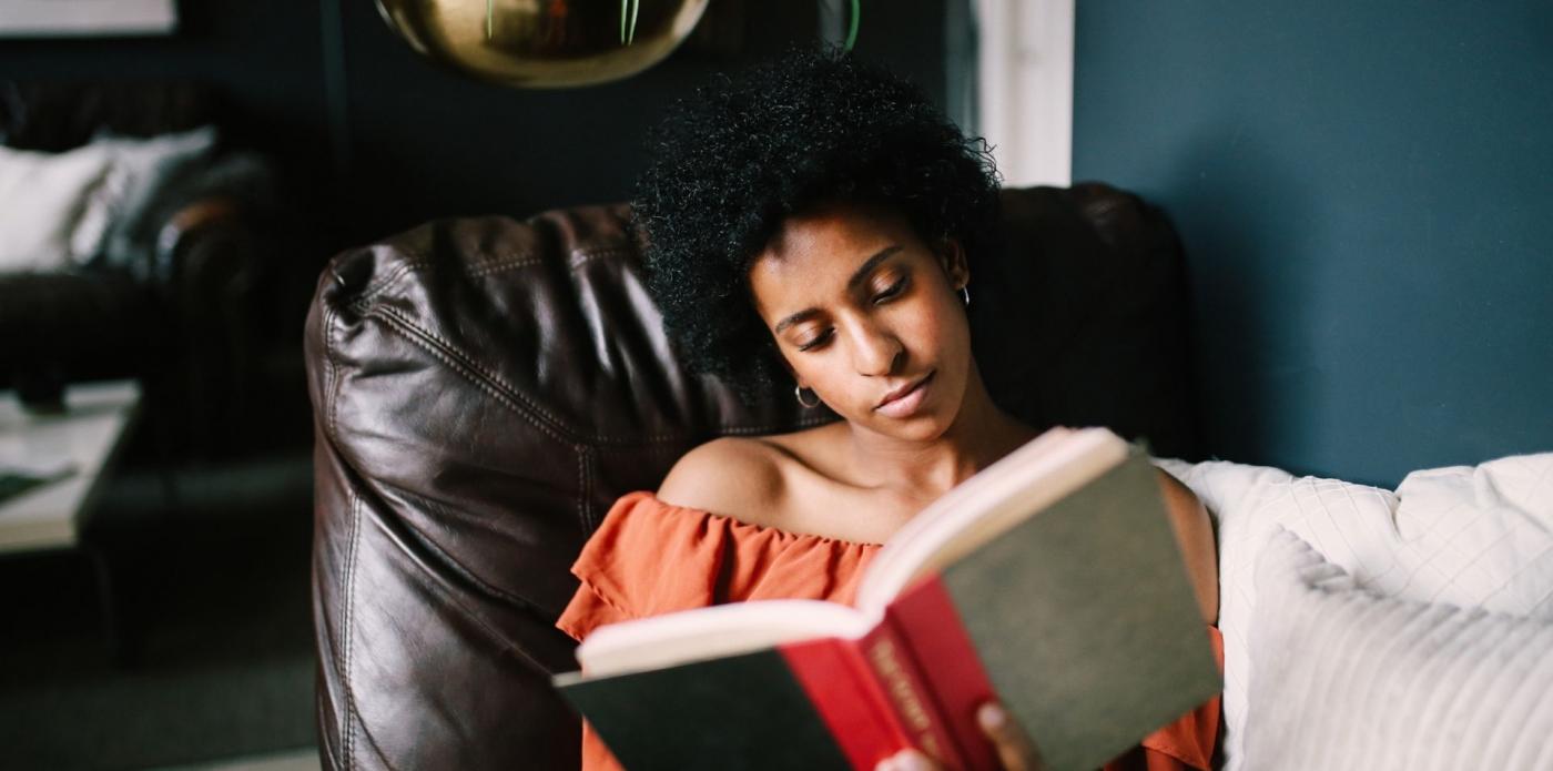 lettrice donna ragazza lettura interno leggere libro primavera casa