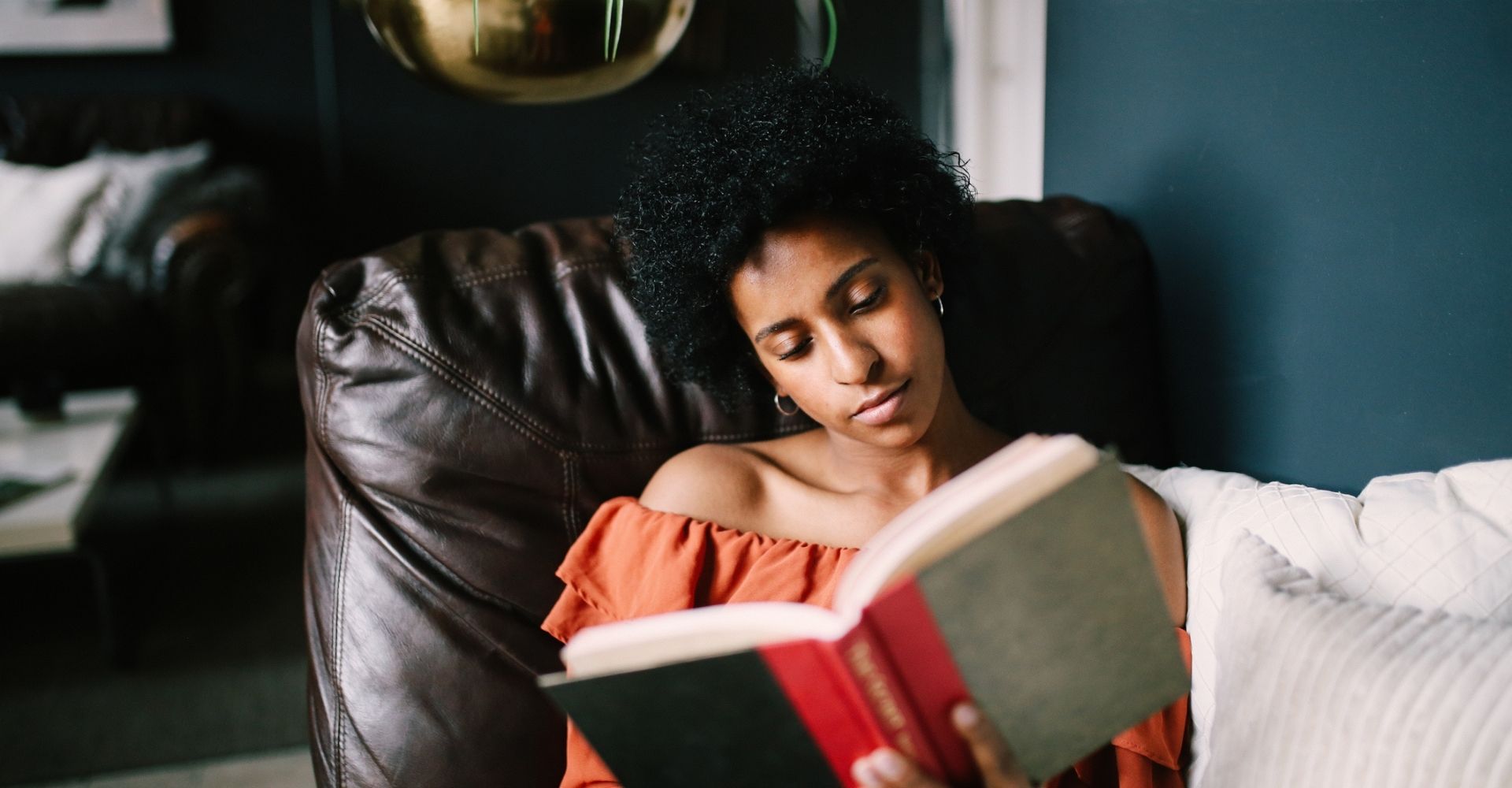 lettrice donna ragazza lettura interno leggere libro primavera casa