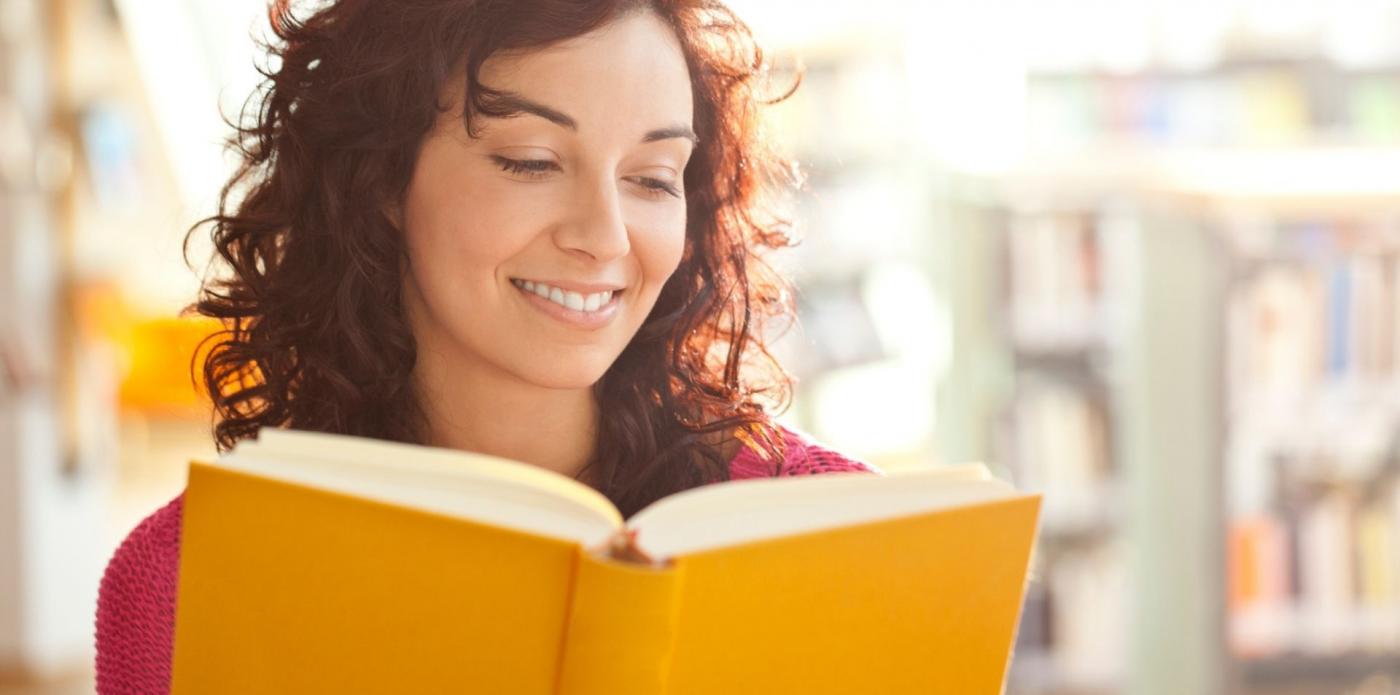 lettrice donna ragazza lettura leggere libro primavera libreria