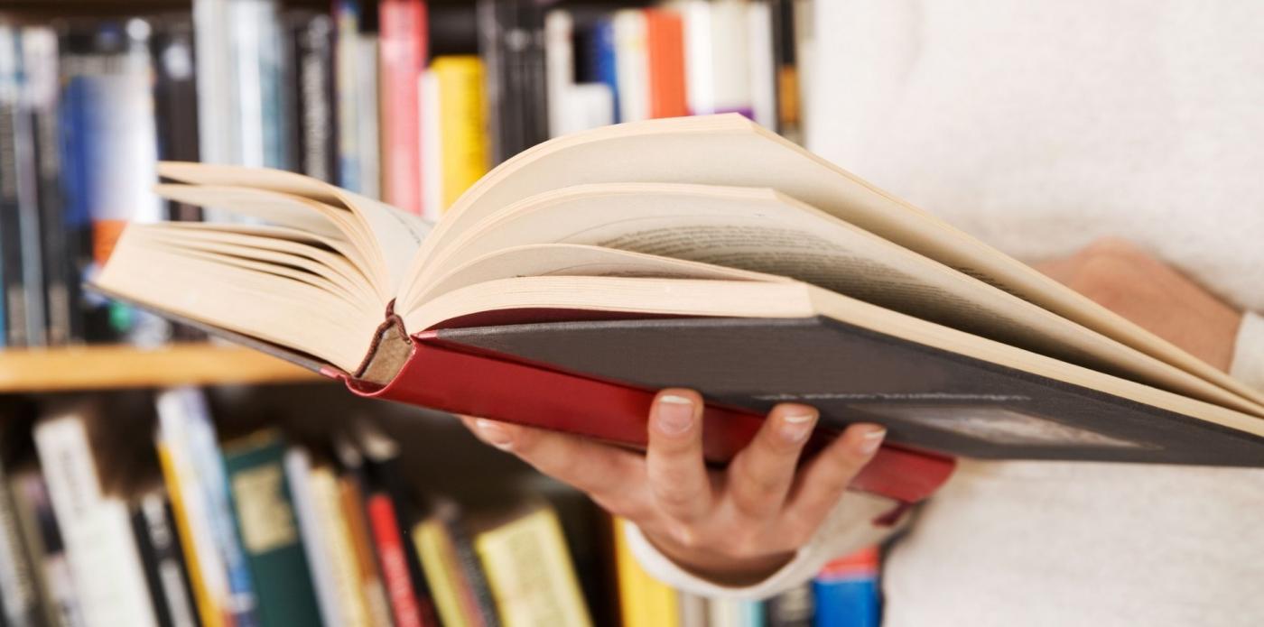 libreria scaffali scaffale libro libri lettura leggere ragazza donna lettrice libri