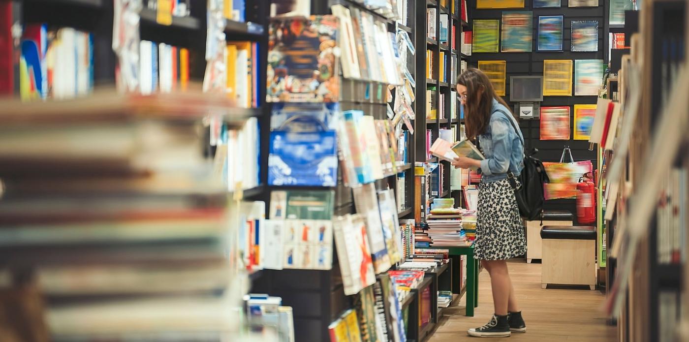 libreria scaffali scaffale libro libri lettura leggere ragazza donna