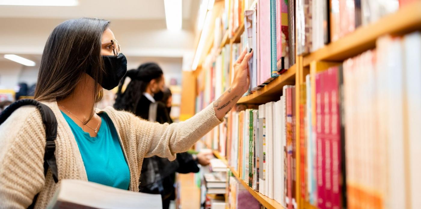 libreria scaffali scaffale libro libri lettura leggere ragazza mascherina donna libri