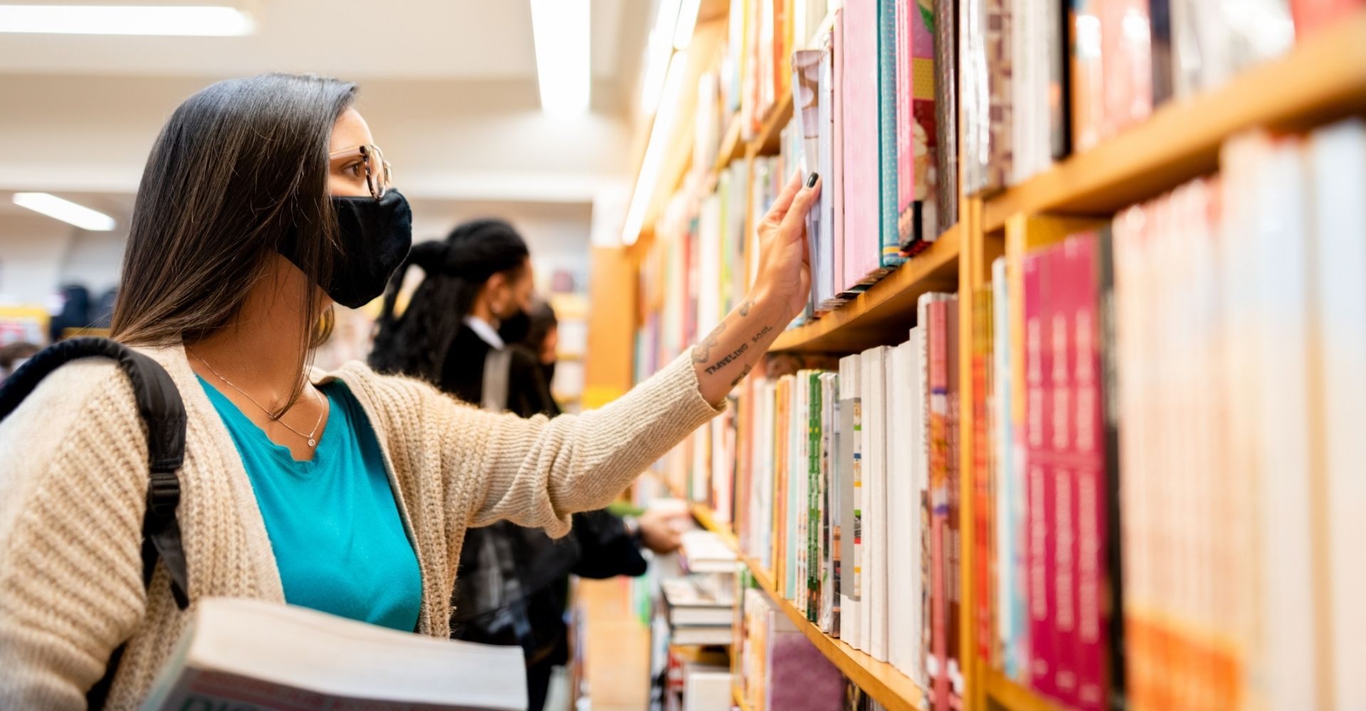 libreria scaffali scaffale libro libri lettura leggere ragazza mascherina donna libri