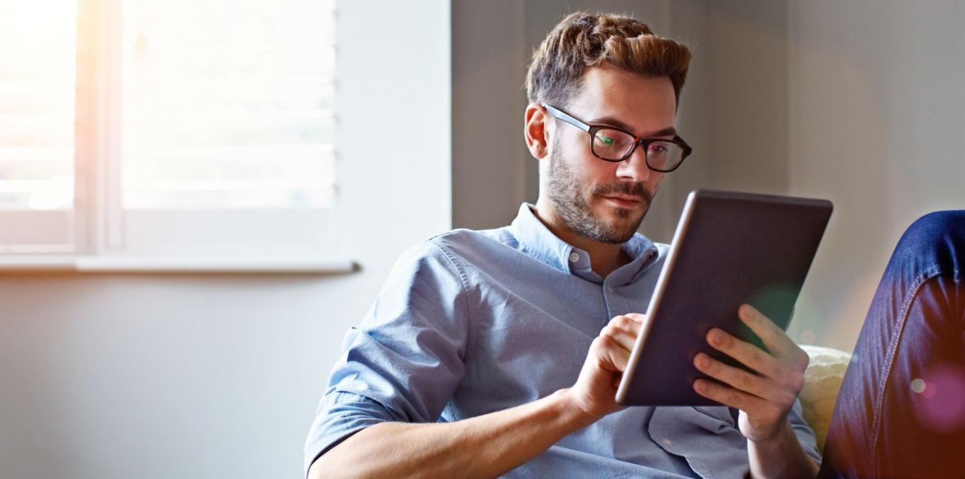 libro leggere lettura uomo maschio ragazzo tablet ebook ereader reader lettore adulto