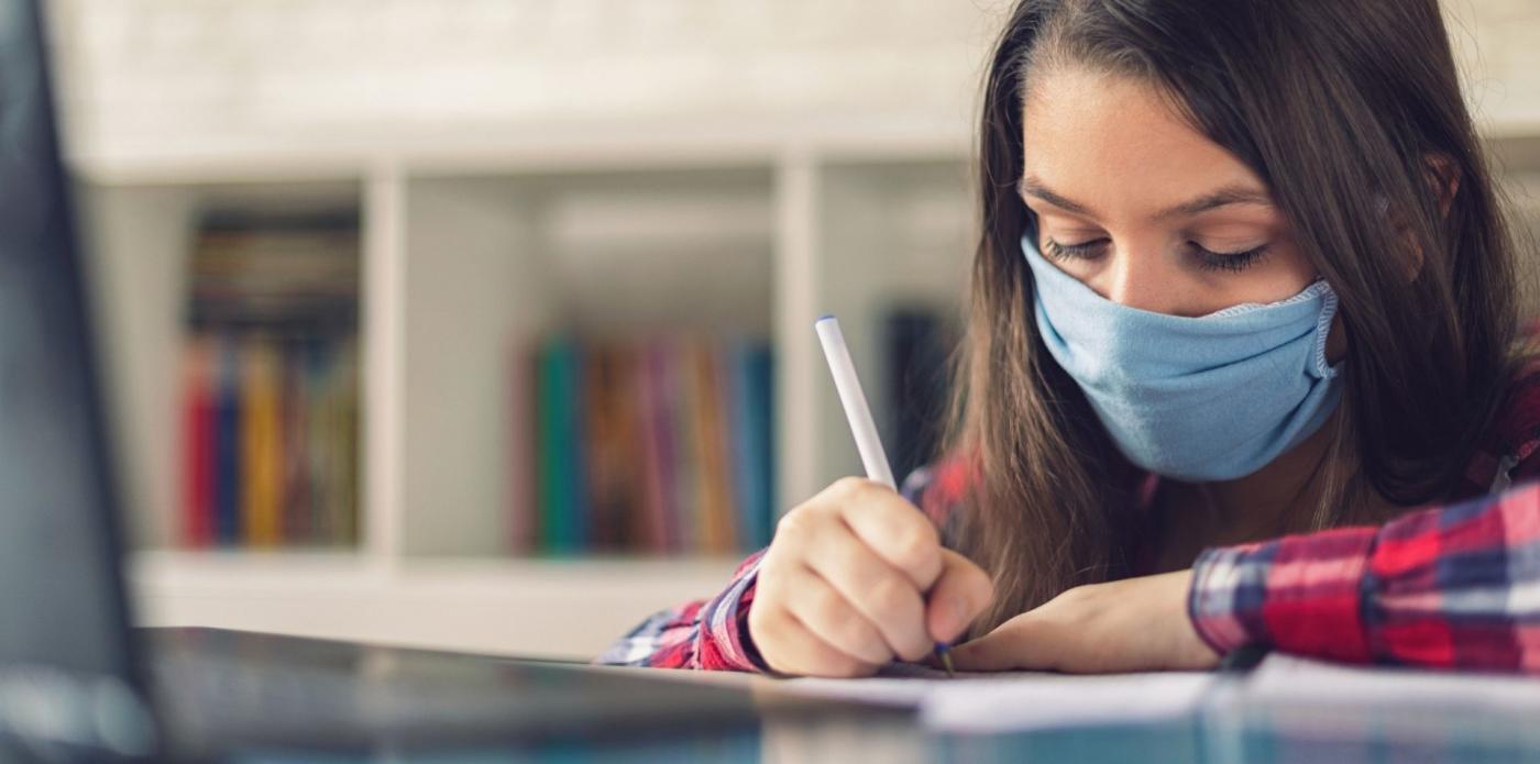 ragazza studentessa scuola compiti scrivere mascherina educazione istruzione studio studiare