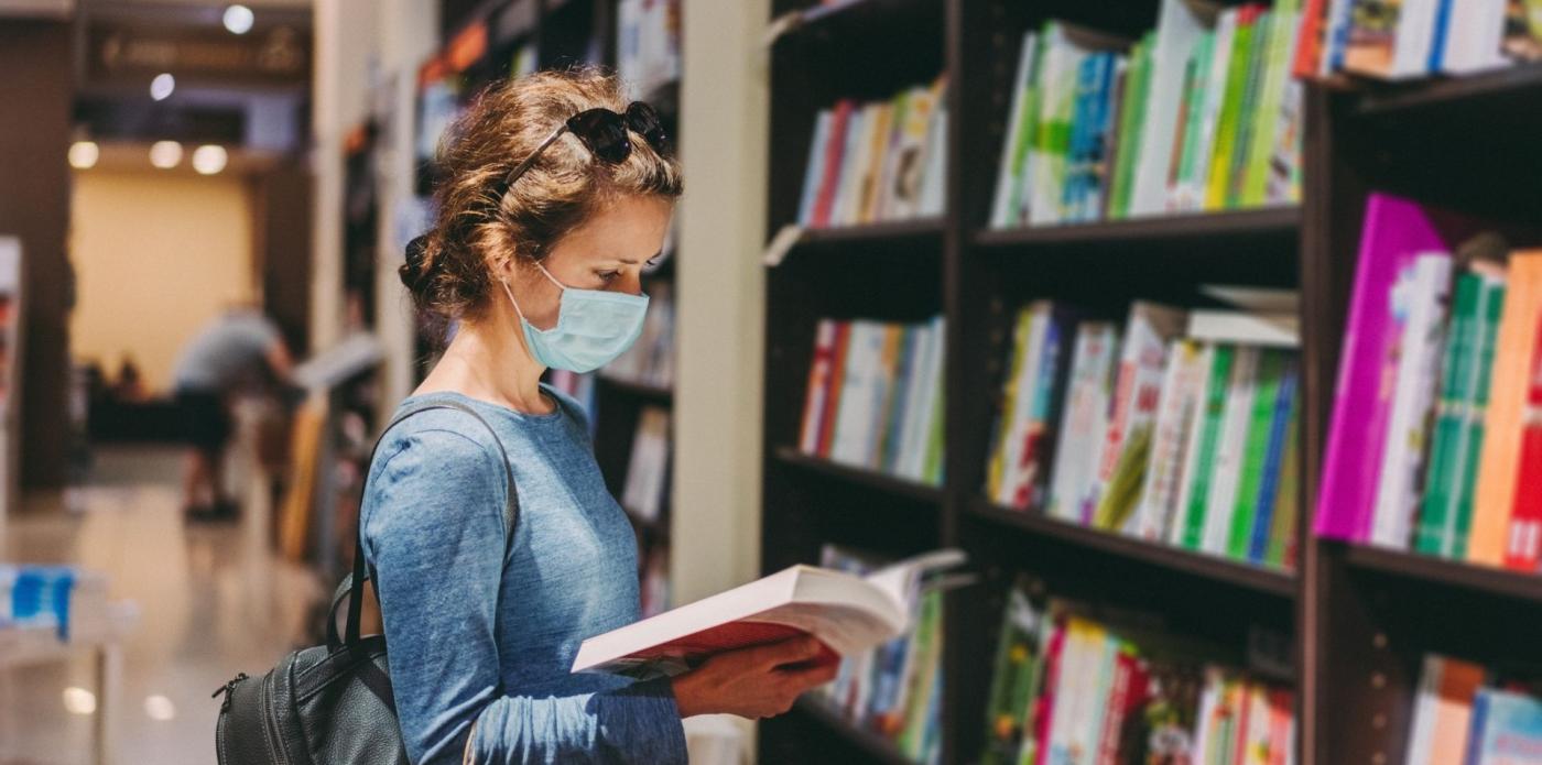 scaffali scaffale libro libri lettura leggere ragazza donna mascherina libreria