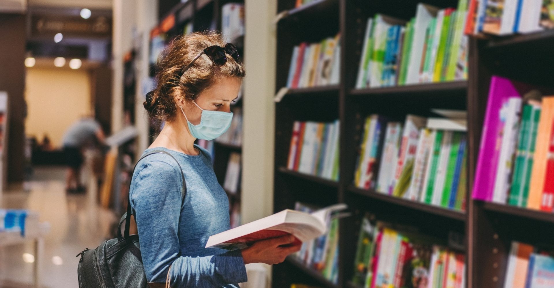 scaffali scaffale libro libri lettura leggere ragazza donna mascherina libreria