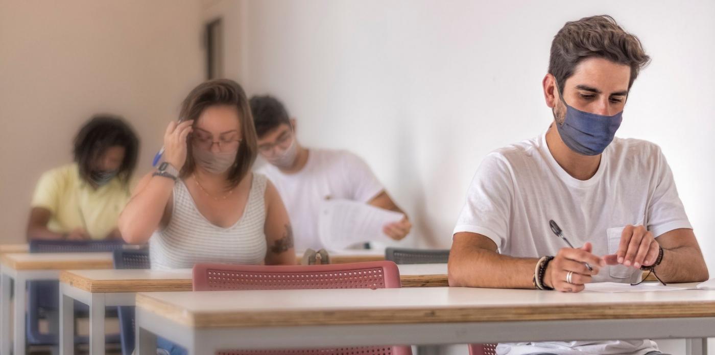 scuola istruzione educazione banchi ragazzo classe mascherina studente lettura leggere