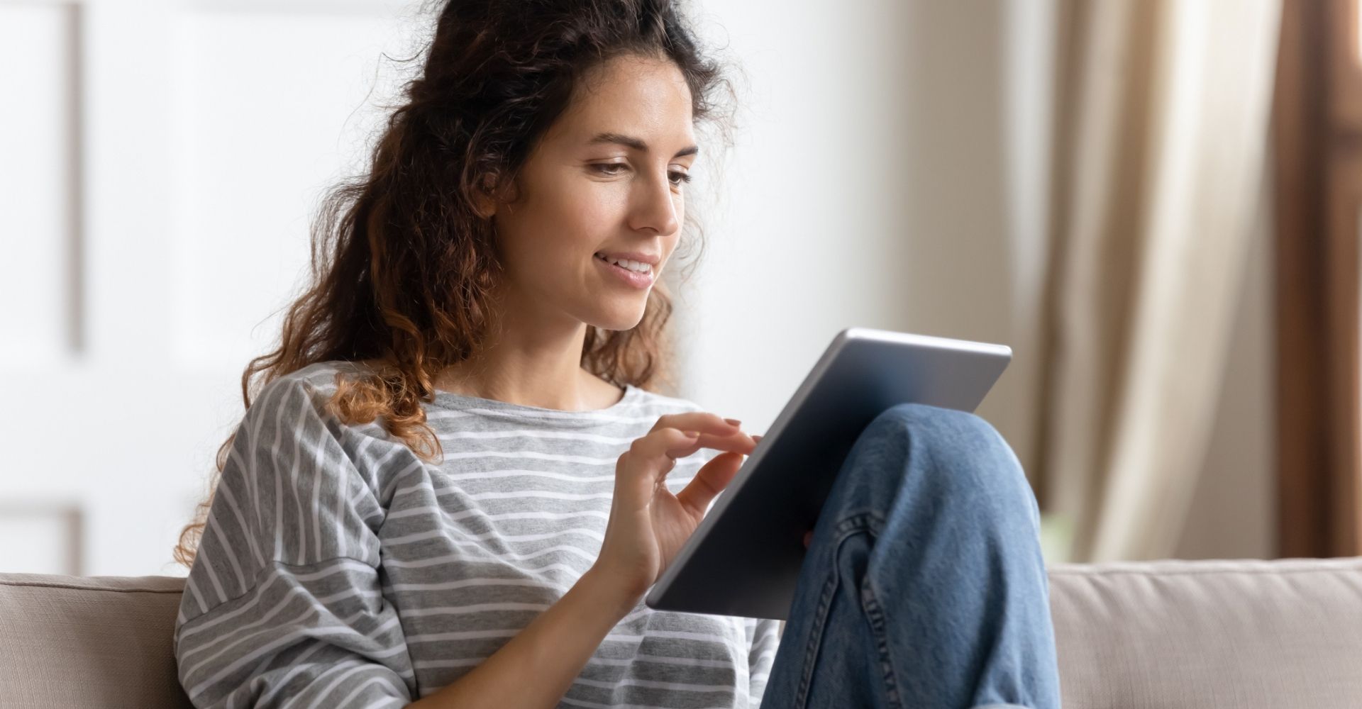 Donna ragazza adolescente lettrice leggere lettura libro interno ebook ereader digitale