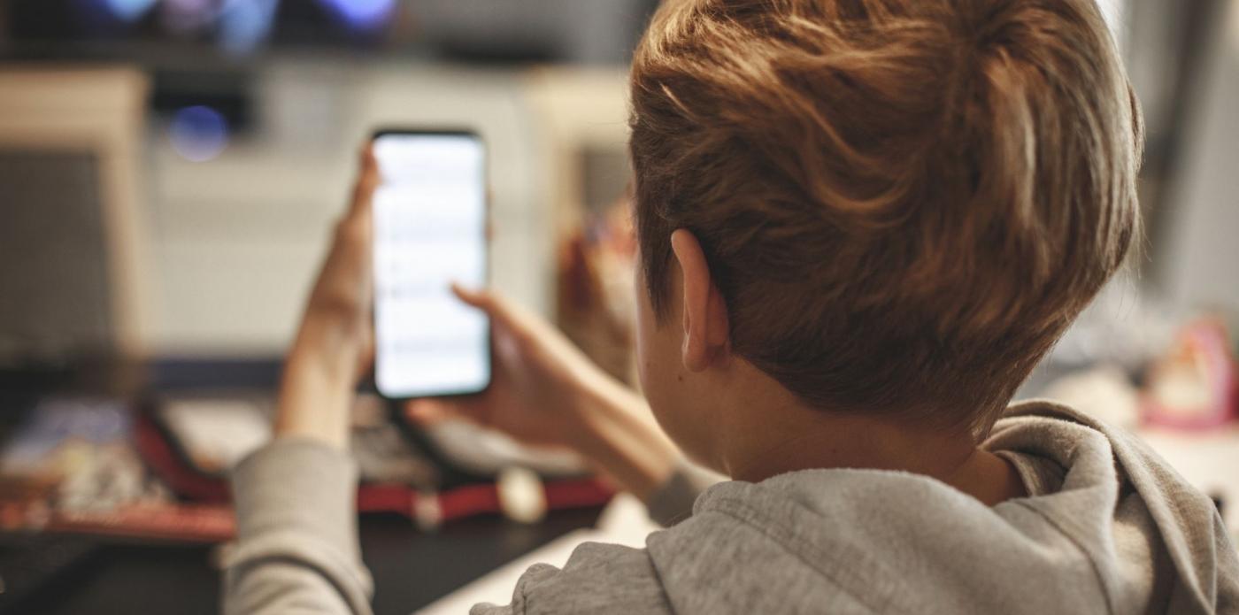 adolescenti smartphone cellulare ragazzi