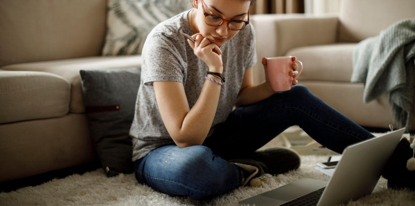 lettura, scrittura, digitale, donna, scrittrice, lettrice, ragazza, penna, quaderno, carta, fogli, computer, pc, scrivere, leggere, grammatica, italiano