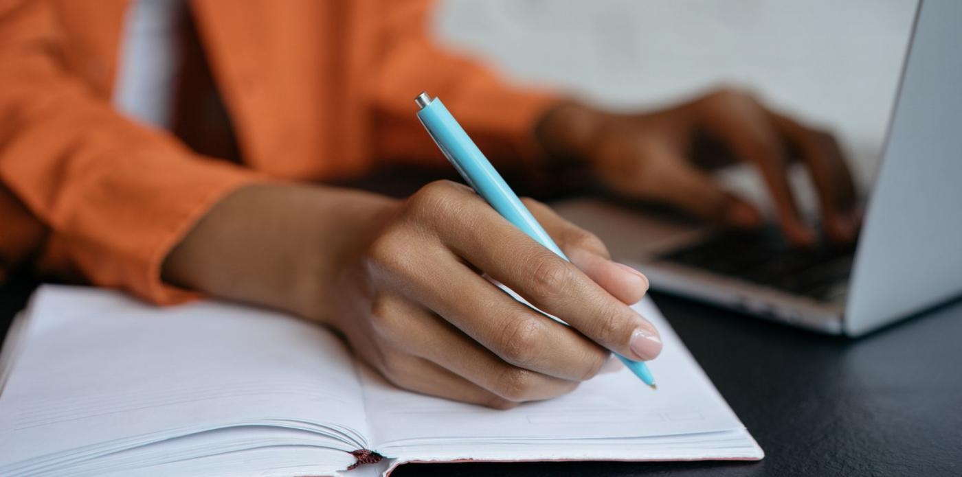 lettura, scrittura, digitale, donna, scrittrice, lettrice, ragazza, penna, quaderno, carta, fogli, computer, pc, scrivere, leggere, penna, grammatica, italiano