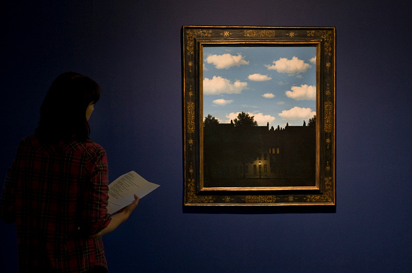 Una ragazza osserva L'impero della luce di Magritte, un esempio di ossimoro in arte