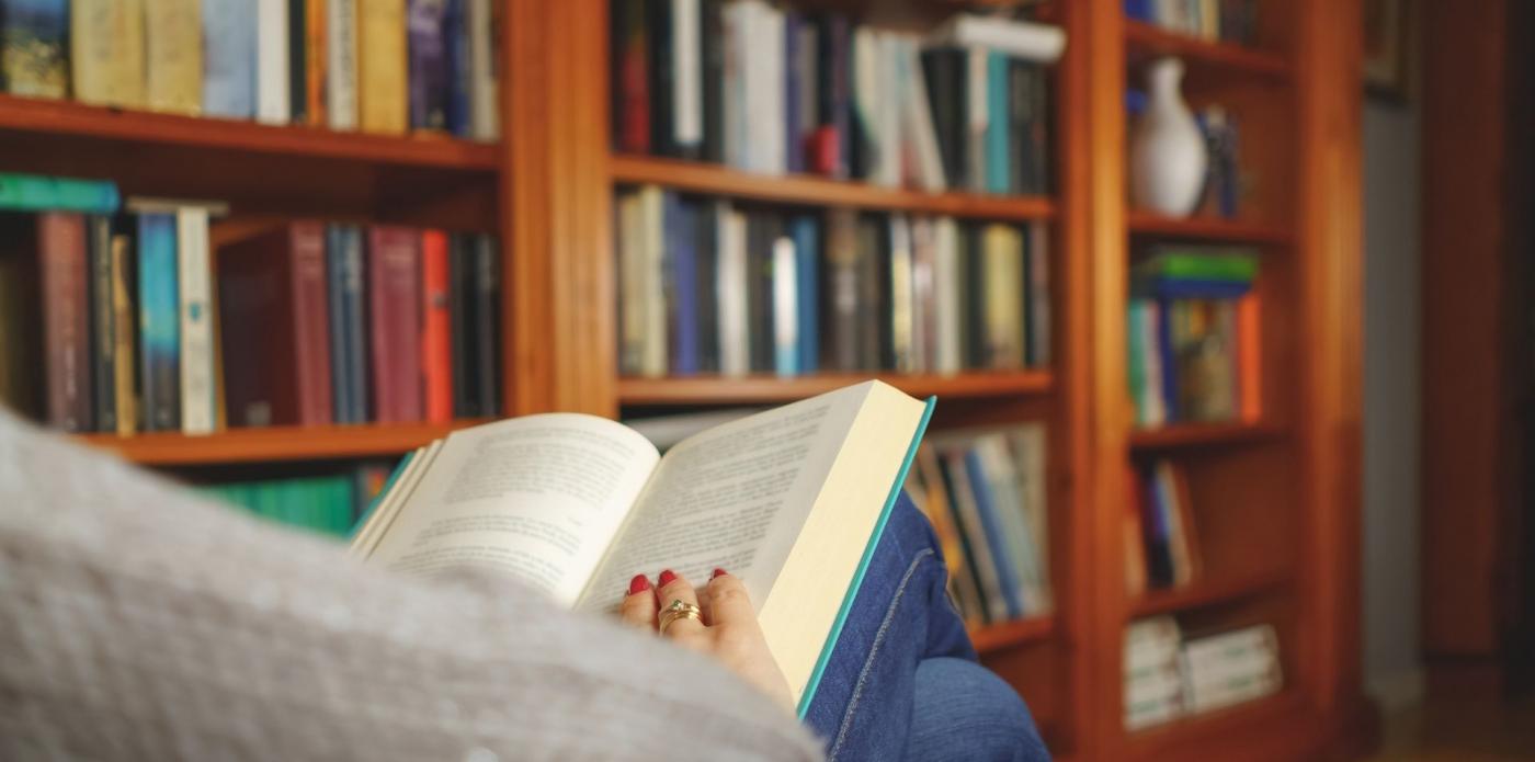leggere, lettura, lettrice, libro, pagine, interno, donna, cartaceo, libreria, libri, scaffale, scaffali