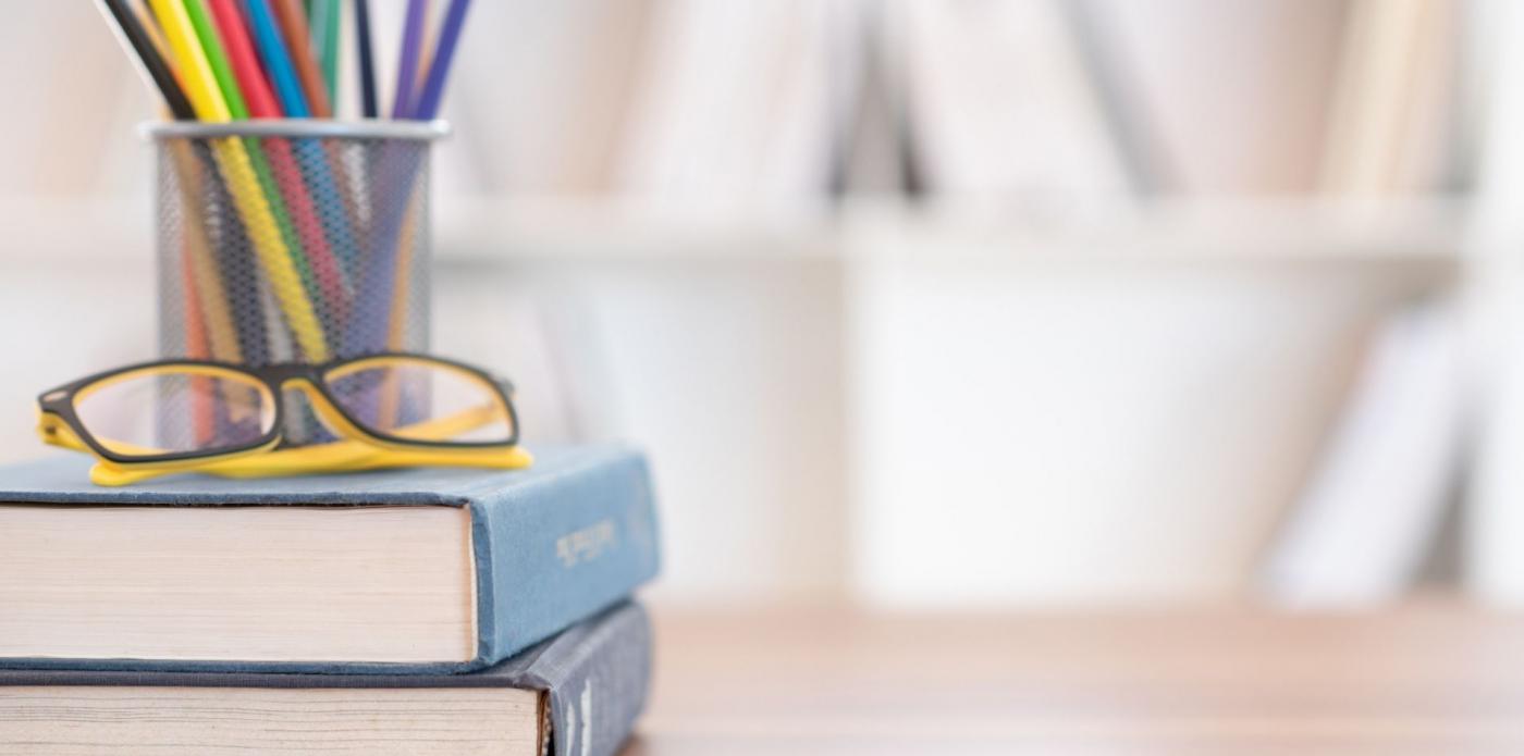 libri, libro, leggere, lettura, interno, cartaceo, scaffale, scaffali, libreria, studiare, studio, imparare, formazione, scuola, apprendimento, studenti, occhiali