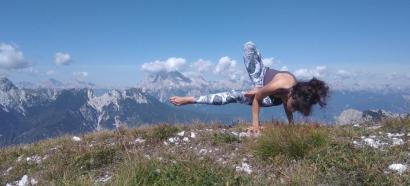 Yoga, montagna e malattia: il libro di Marianna Corona e la prefazione del padre scrittore