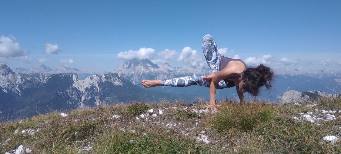 Yoga, montagna e malattia: il libro di Marianna Corona e la prefazione del padre scrittore