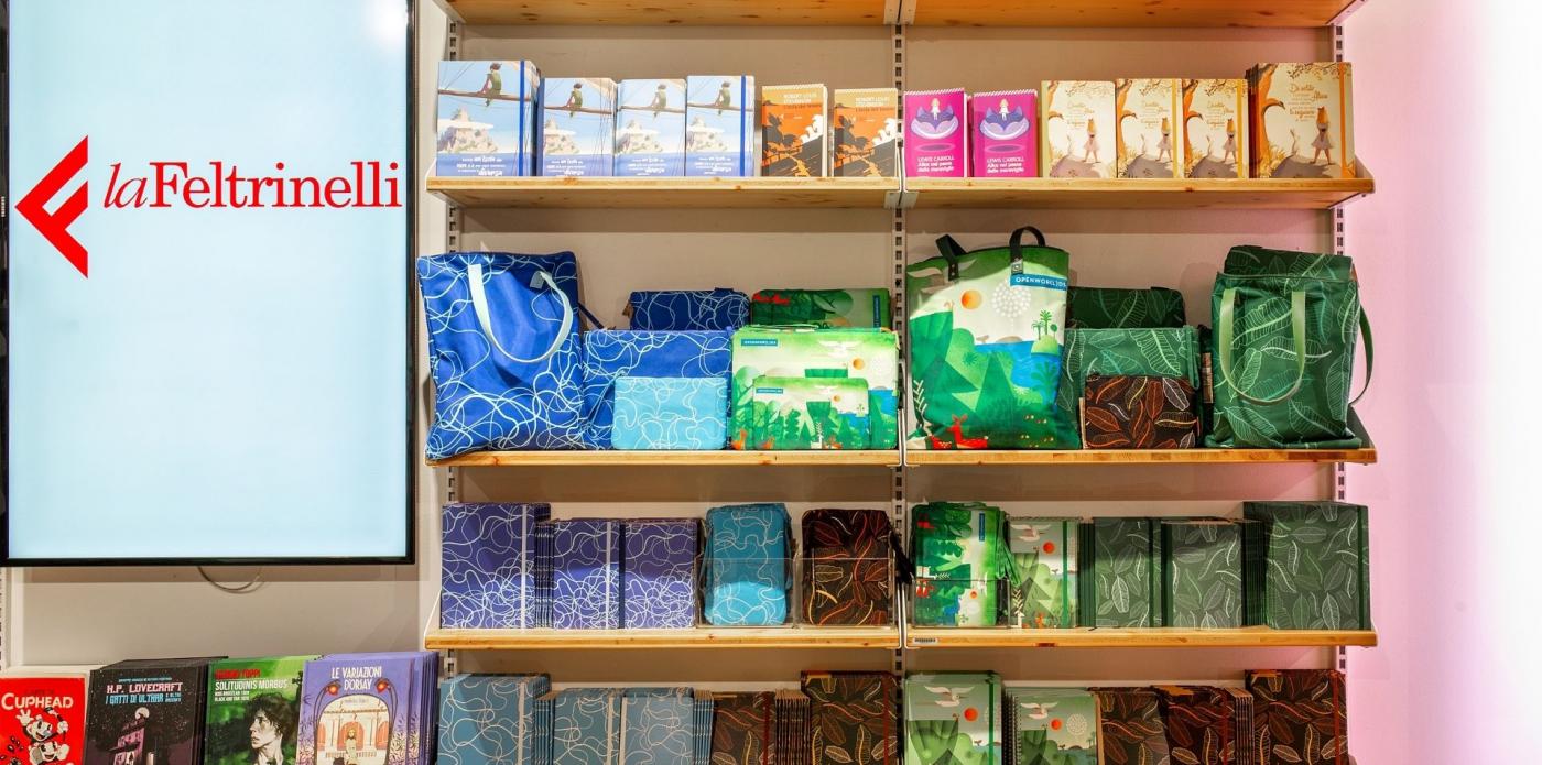 Vetrina Feltrinelli con la nuova linea di prodotti Open Wor(l)ds