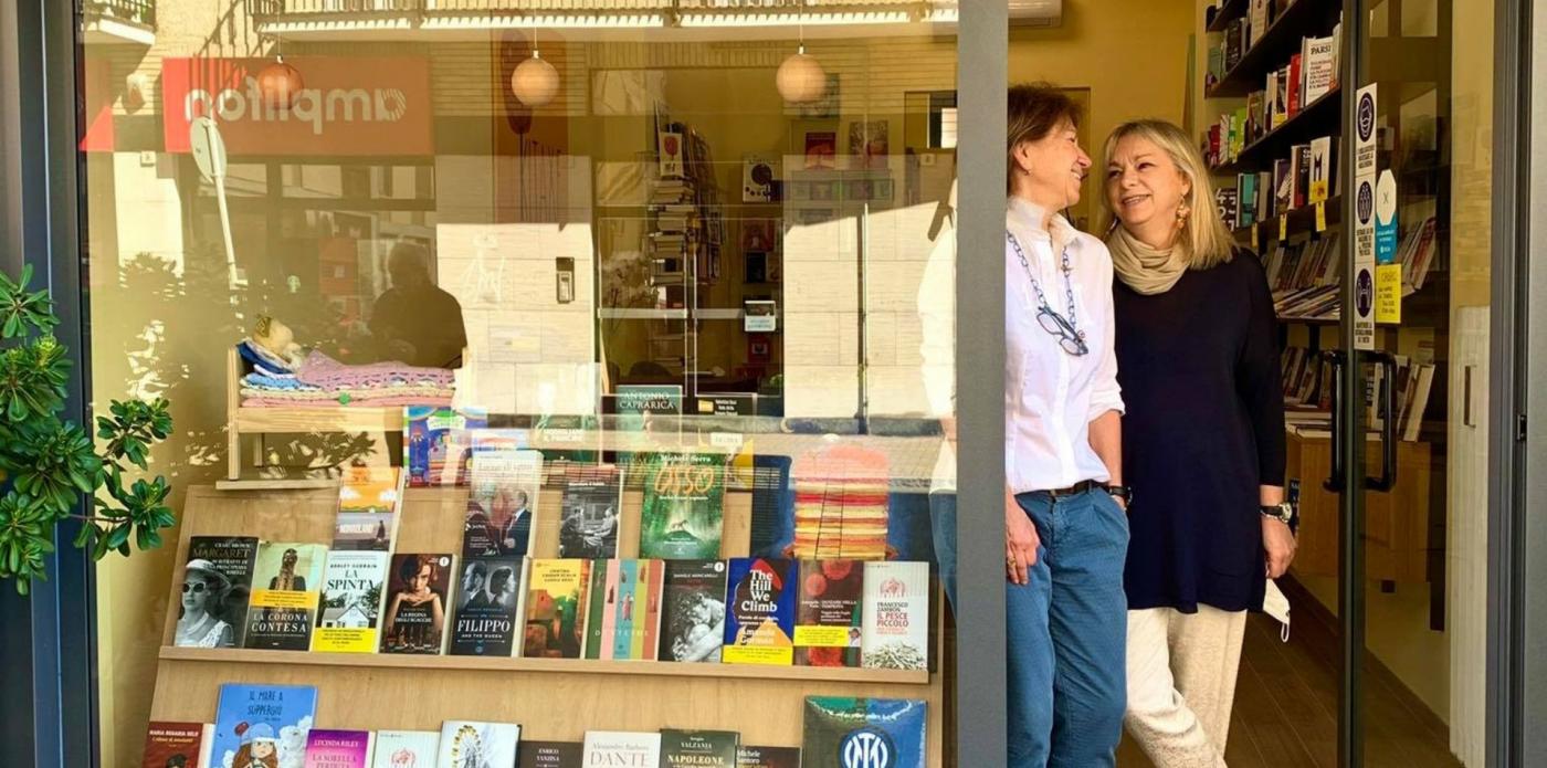 Foto delle due libraie della libreria Kitaxe davanti alla vetrina del negozio