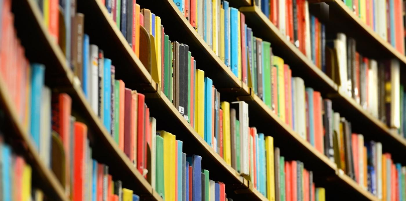 Cinque scaffali di libri colorati