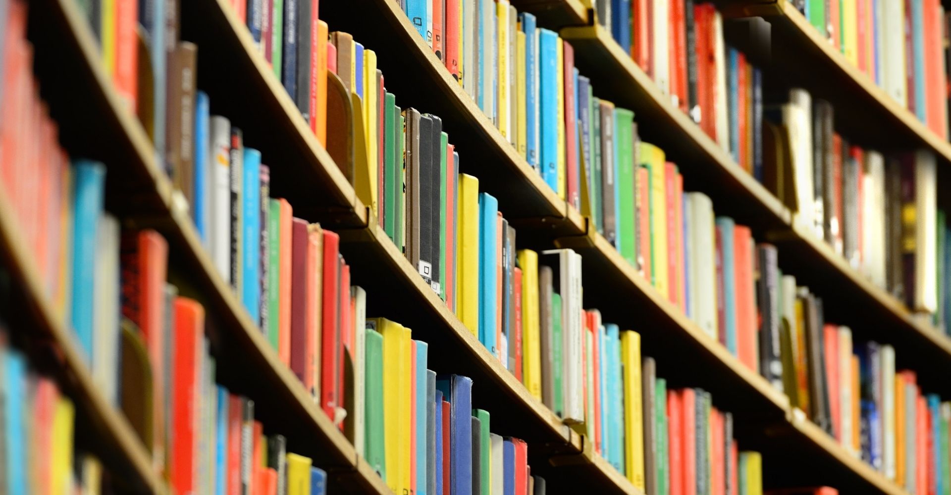 Cinque scaffali di libri colorati