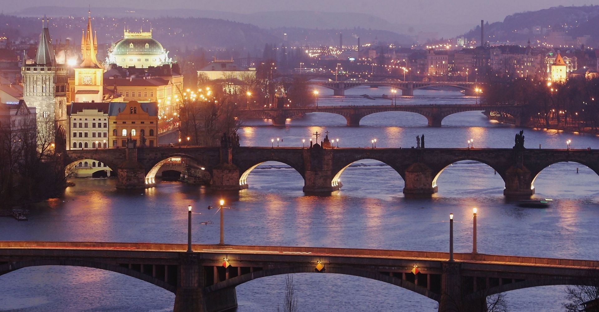Veduta aerea della città di Praga all'imbrunire