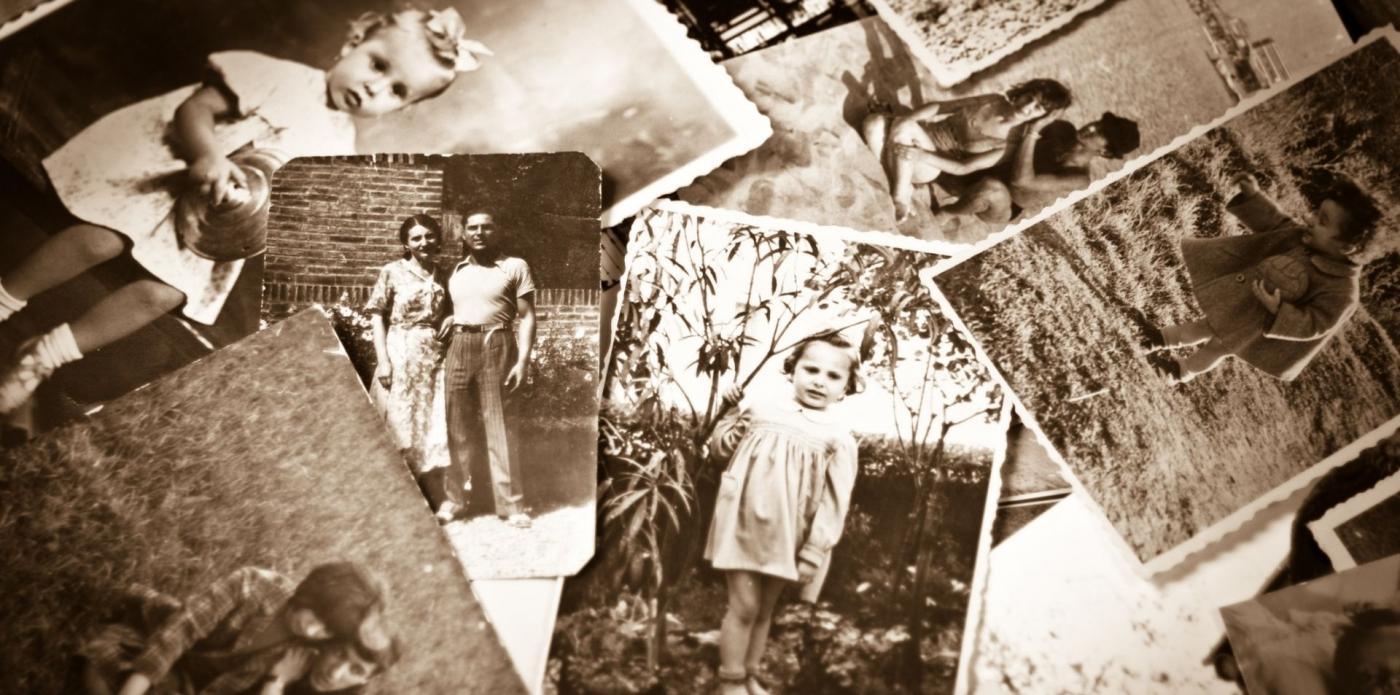 Un insieme di fotografie vintage su un tavolo