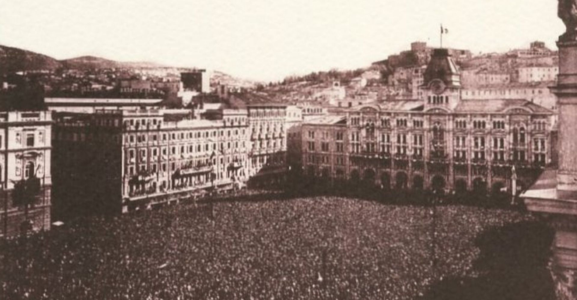 Piazza Unità d'Italia a Trieste nel giorno del ritorno della città all'Italia