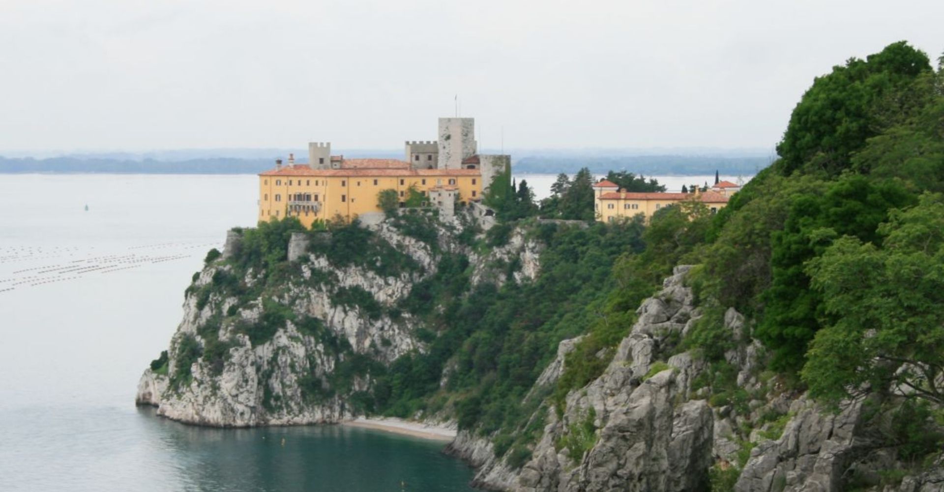 Veduta aerea del castello di Duino