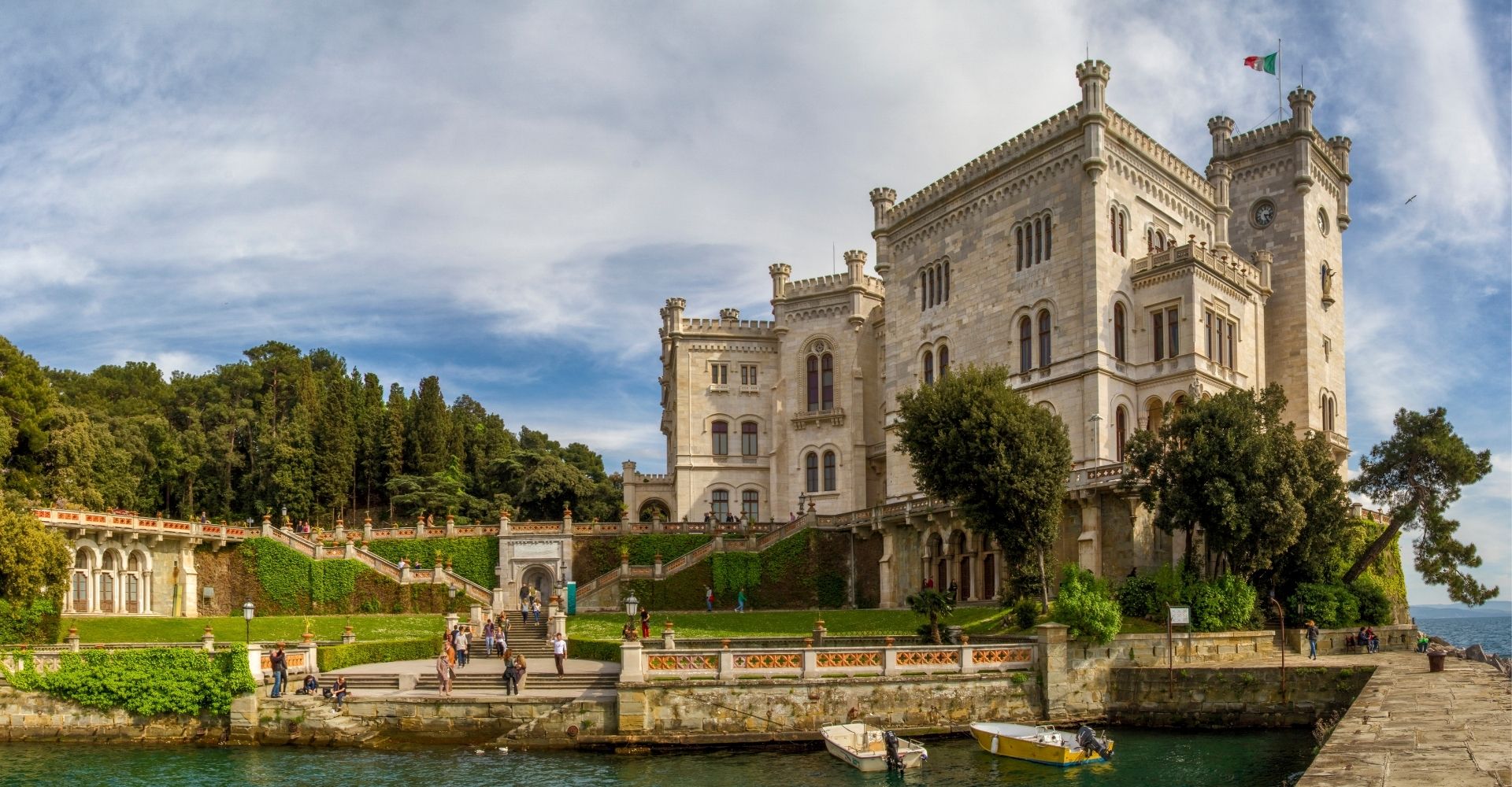 Veduta del parco e del castello di Miramare